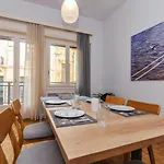 The Elegant. Spacious City Center Apartment.