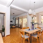 The Elegant. Spacious City Center Apartment.